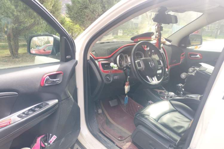 Used Dodge Journey 2013 2.4L Two-Wheel Drive Luxury Version Driver Seat