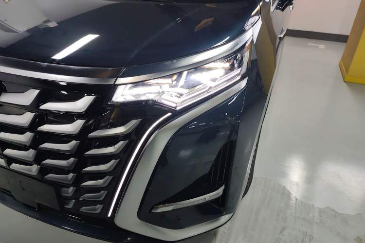 Used Denza D9 2025 DM-i Intelligent Drive 1020 Four-Wheel Drive Flagship Model