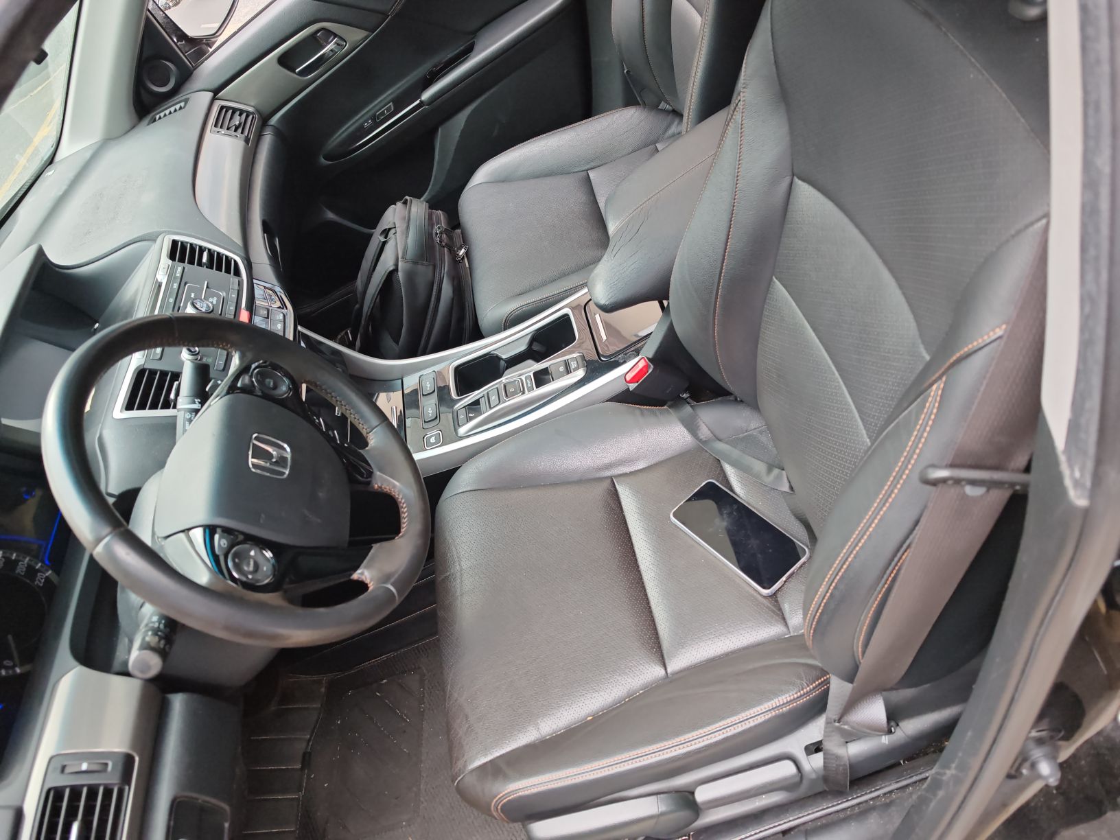 Переднее сиденье в автомобиле