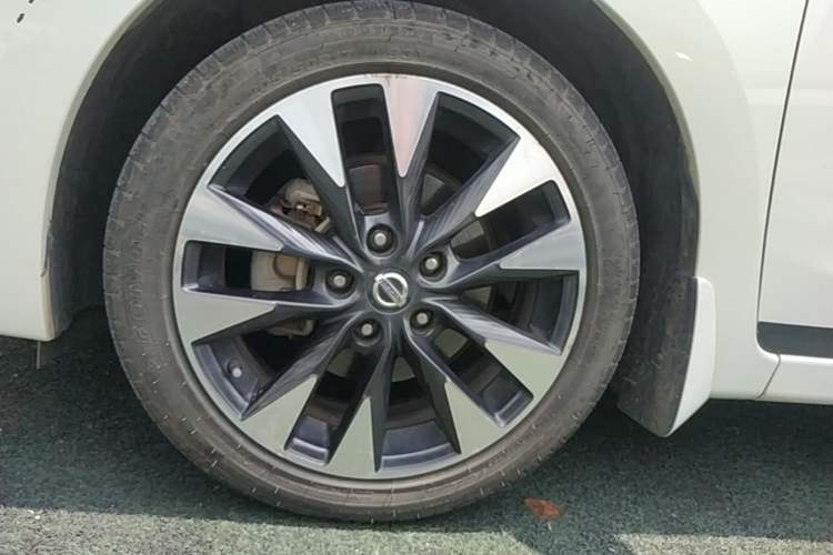 Used Nissan Lannia 2016 1.6L CVT Smart Cool Edition Left Front Wheel Hub