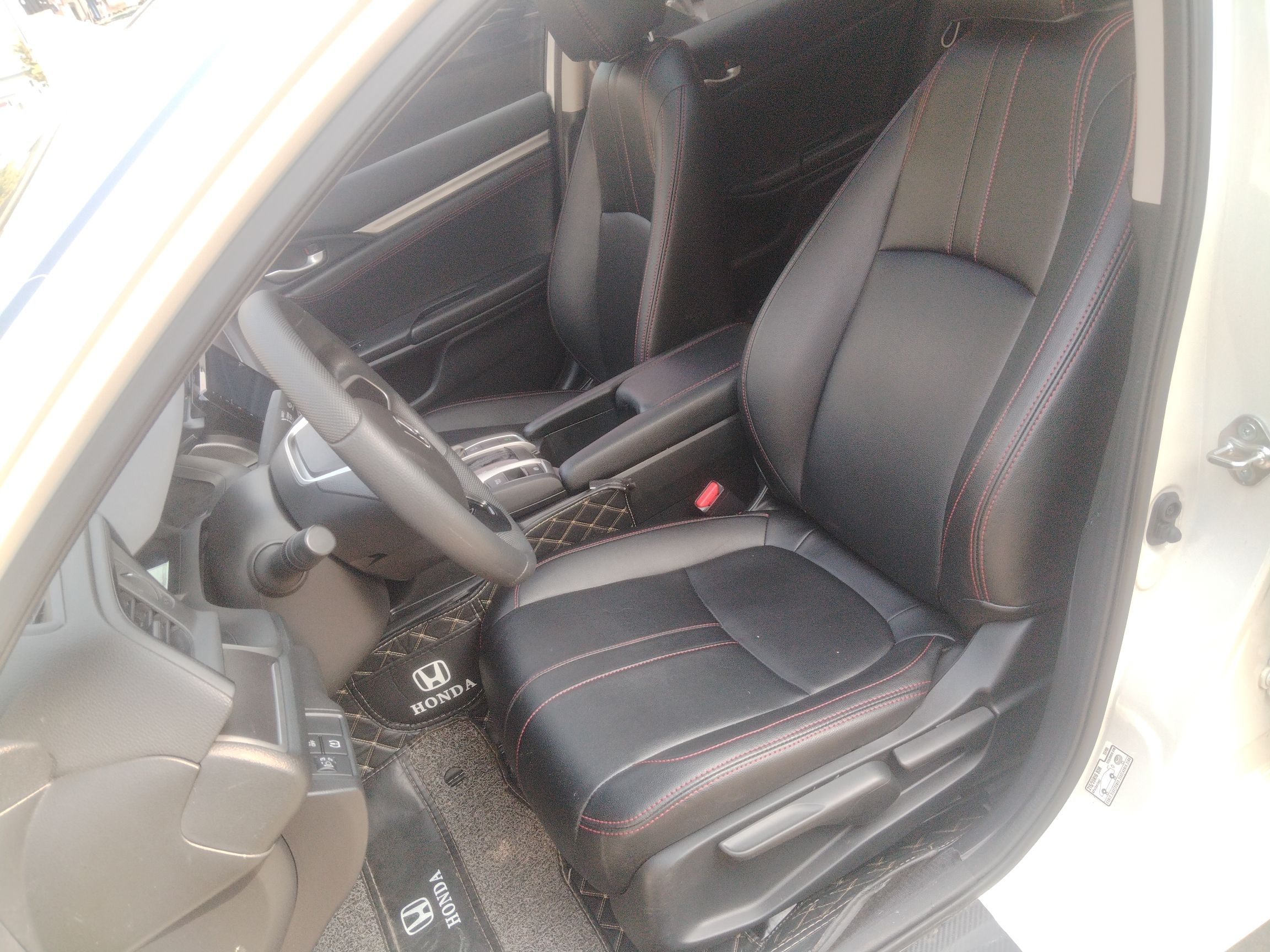 Переднее сиденье в автомобиле