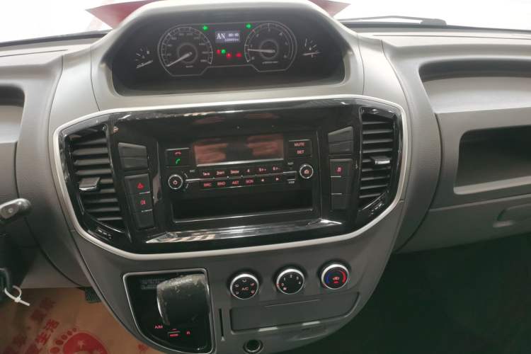 Used SAIC MAXUS Xintu V80 2018 2.5T AMT Aoyuntong Long Wheelbase Mid-Roof 7/10-Seater Audio And AC Panel