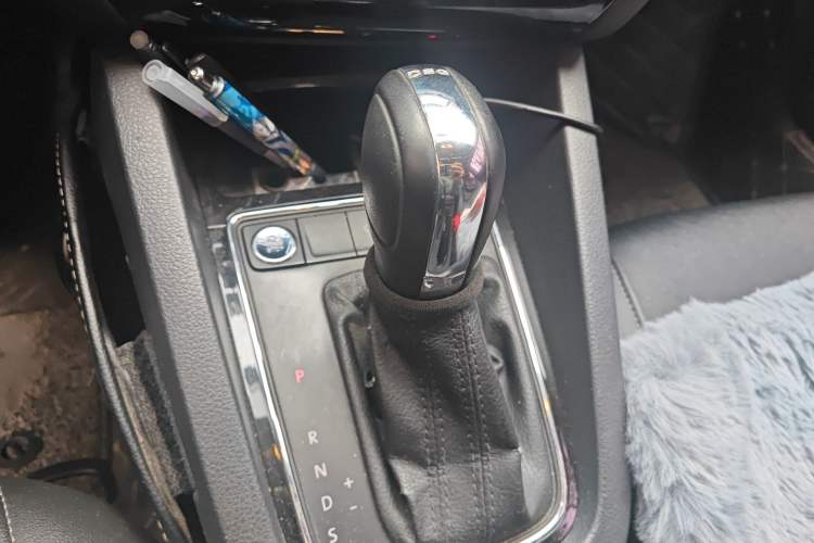 Used Volkswagen Sagitar 2017 230TSI Automatic Comfort Version Gear Lever