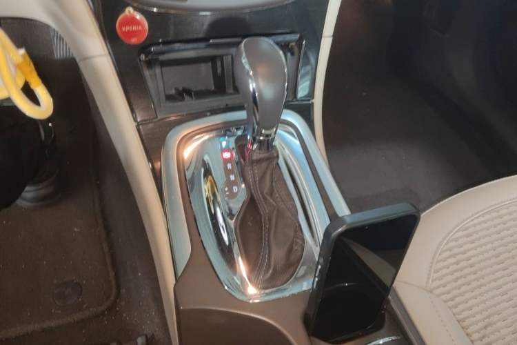 Used Buick Regal 2014 2.0L Leading Fashion Edition Gear Lever