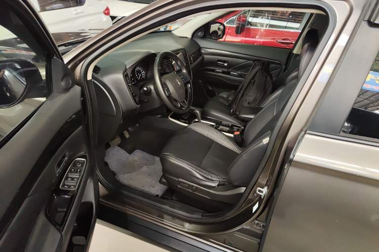 Used Mitsubishi Outlander 2019 2.0L Two-Wheel Drive Comfort Edition 7 Seats China V Emission Standard Driver Seat