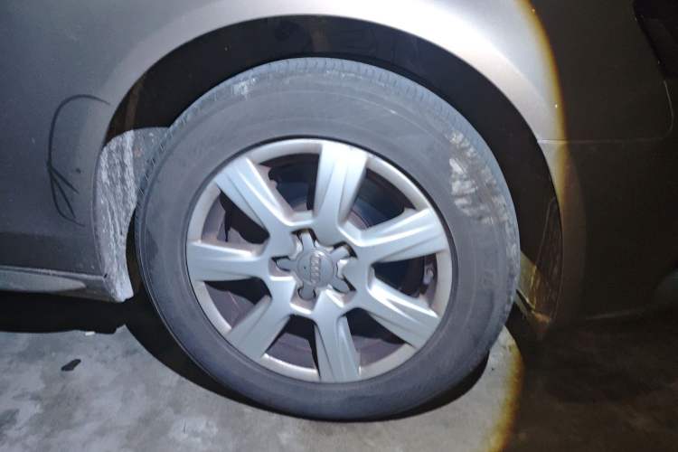 Used Audi A4L 2012 2.0 TFSI automatic Comfort trim level Right Front Wheel Hub