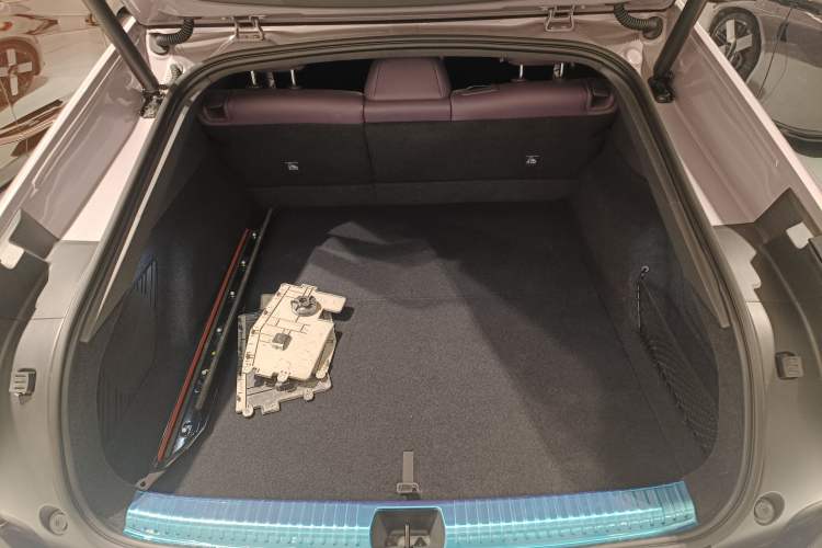 Used XPeng P7 2025 Model—750 All-Wheel-Drive High-Performance Ultra Trunk