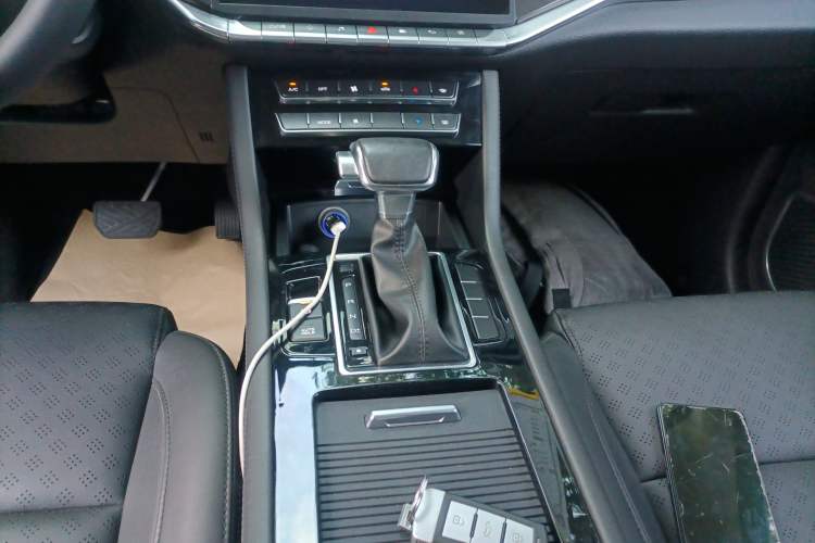 Used Sinotruk VGV U70 2020 1.5T Automatic Smart Luxury 7-Seater Gear Lever