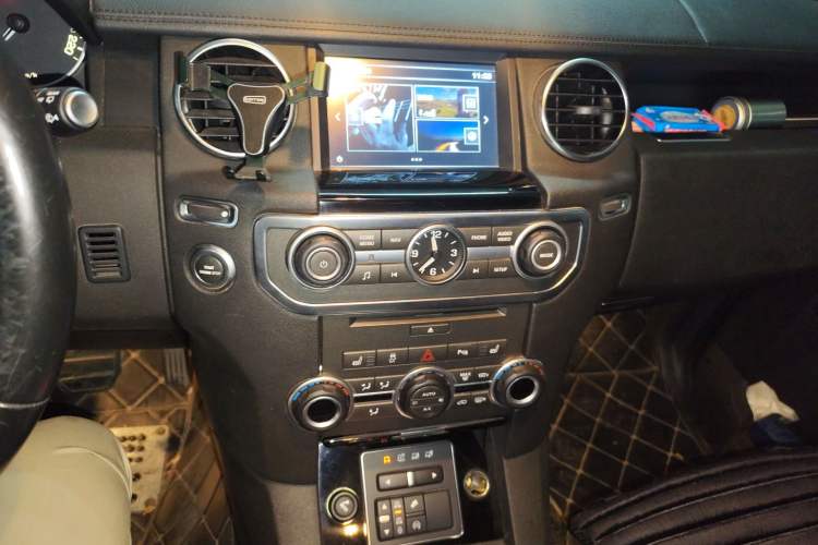 Used Land Rover Discovery 2016 3.0 SC V6 SE Audio And AC Panel