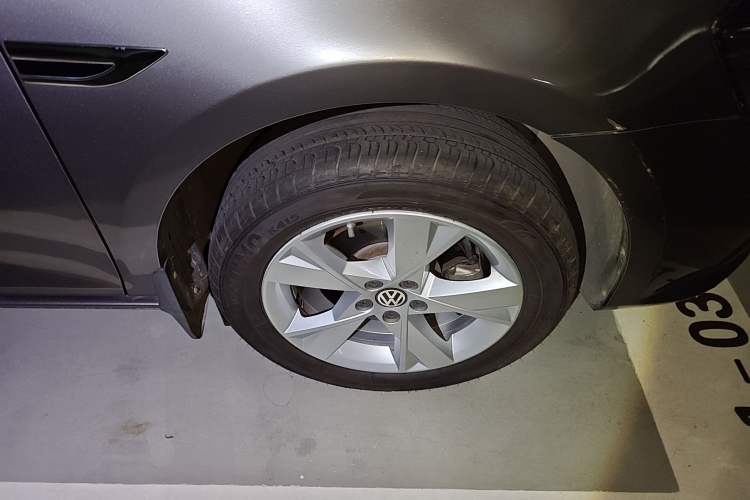 Used Volkswagen Bora 2013 1.6L Automatic Comfort Model Right Front Wheel Hub