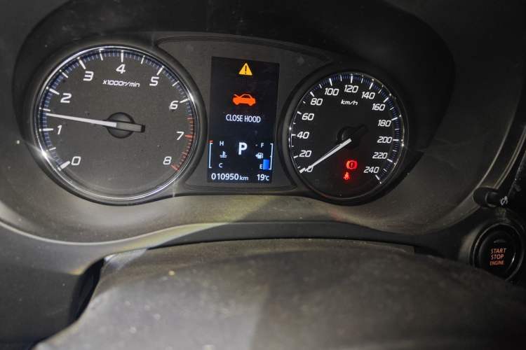 Used Mitsubishi Outlander 2019 2.0L Two-Wheel Drive Comfort Edition 5 Seats China VI Standard Odometer Close Up