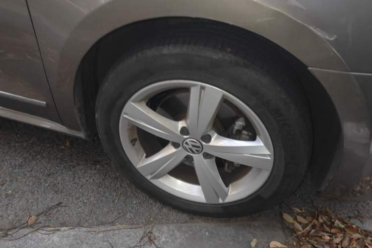 Used Volkswagen Passat 2011 1.8TSI DSG Prestige Edition Right Front Wheel Hub