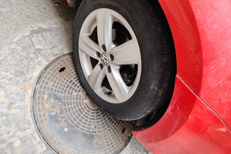 Used Volkswagen Polo 2011 1.4L Manual ZhiShang Edition Right Front Wheel Hub