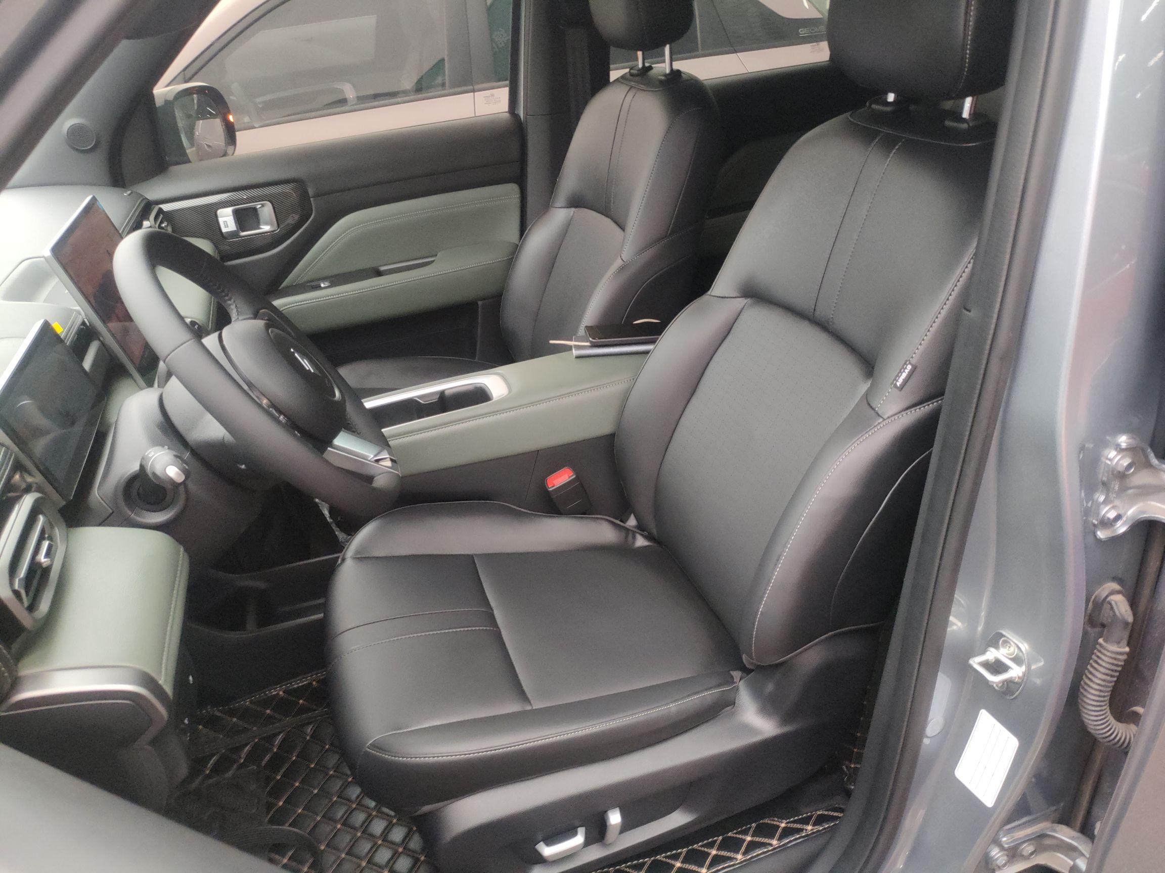 المقاعد الأمامية داخل السيارة