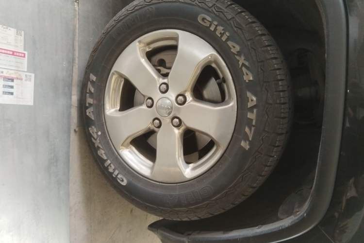 Used Jeep Grand Cherokee 2012 3.6L Luxury Navigation Edition Right Front Wheel Hub