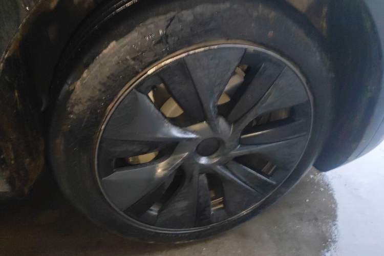 Used Tesla Model Y 2023 Rear-Wheel-Drive Version Right Front Wheel Hub