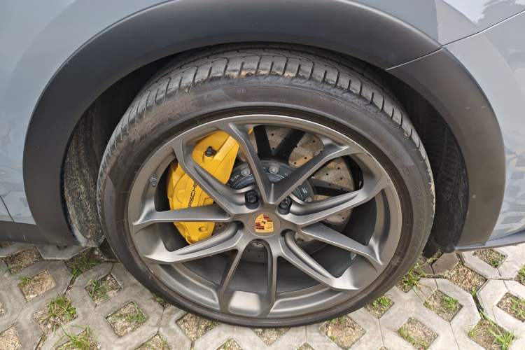 Used Porsche Cayenne 2021 Cayenne Turbo GT 4.0T Right Front Wheel Hub