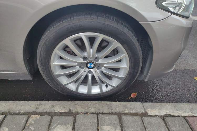 Used BMW 5 Series 2017 525Li Luxury Design Package Right Front Wheel Hub