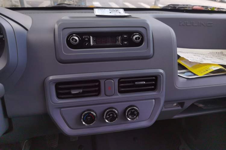 Used Wuling Yangguang 2024 300KM Comfort Version Passenger Van 75kW
