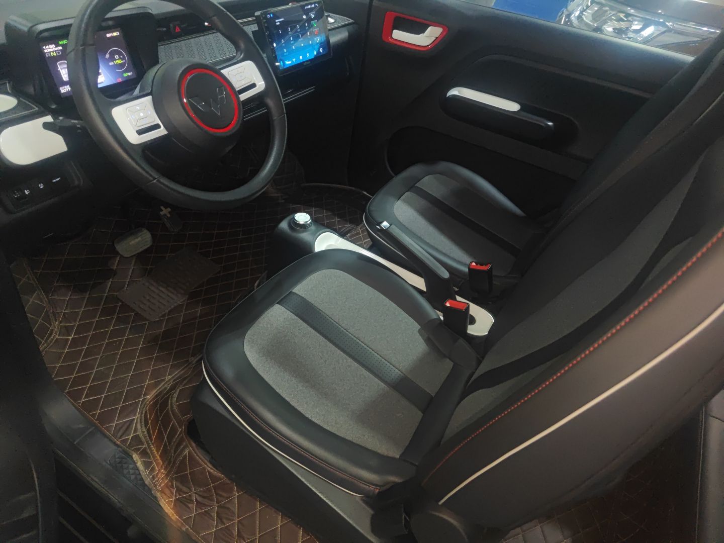 المقاعد الأمامية داخل السيارة