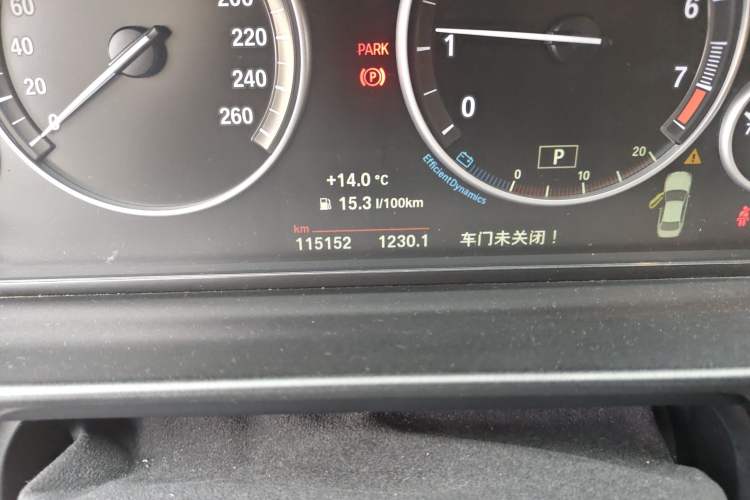 Used BMW 5 Series 2014 525Li Leading Model Odometer Close Up