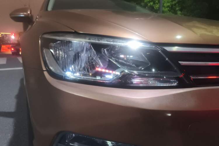 Used Volkswagen Lamando 2015 230TSI Manual Trend Edition Right Front Headlight