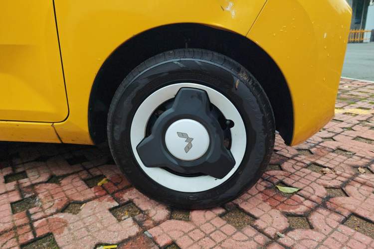 Used Wuling Hongguang MINIEV 2022 Macaron Fashion Edition Lithium-Nickel-Cobalt-Alpha-oxide Right Front Wheel Hub