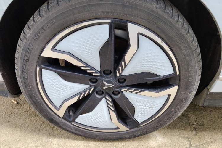 Used VOYAH PASSION 2023 Four-Wheel Drive Flagship Edition Right Rear Wheel Hub