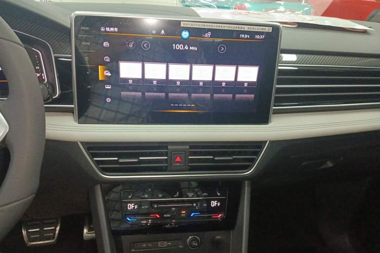 Used Volkswagen Tiguan L 2024 Outstanding Model 330TSI Automatic Two-Wheel Drive R-Line Dragon Glory Edition Audio And AC Panel