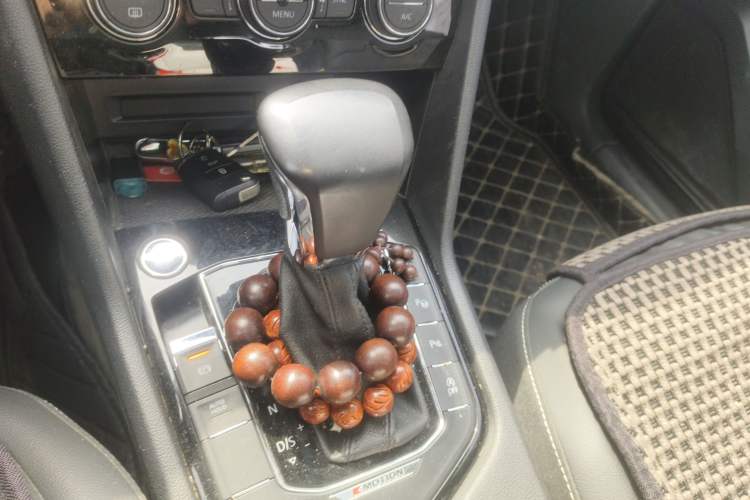 Used Volkswagen Tiguan L 2019 380TSI Automatic All-Wheel Drive Luxury Edition with 7 Seats China VI Standard Gear Lever