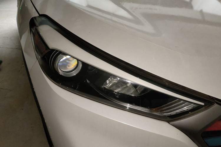 Used Hyundai Tucson 2015 1.6T Dual-Clutch Two-Wheel-Drive Smart Model Right Front Headlight