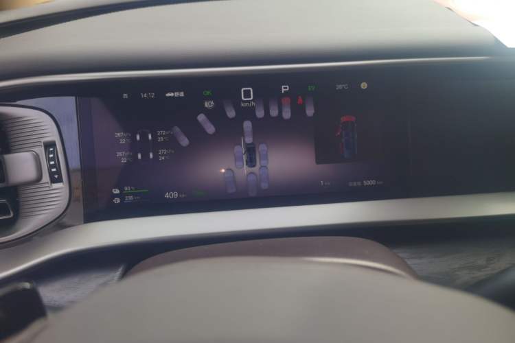 Used Denza D9 2025 DM-i Smart Drive 1020 Four-Wheel Drive Deluxe Model
