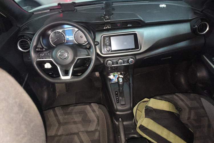 Used Nissan Kicks 2017 1.5L CVT Cool Enjoy Edition Center Console