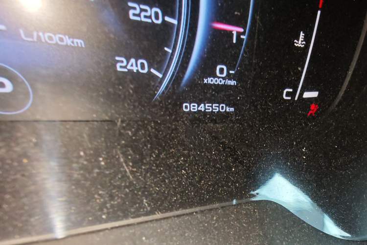 Used Geely Auto Emgrand X7 Sport 2018 1.8TD Automatic Two-Wheel Drive Smart Connect 4G Internet Edition Odometer Close Up