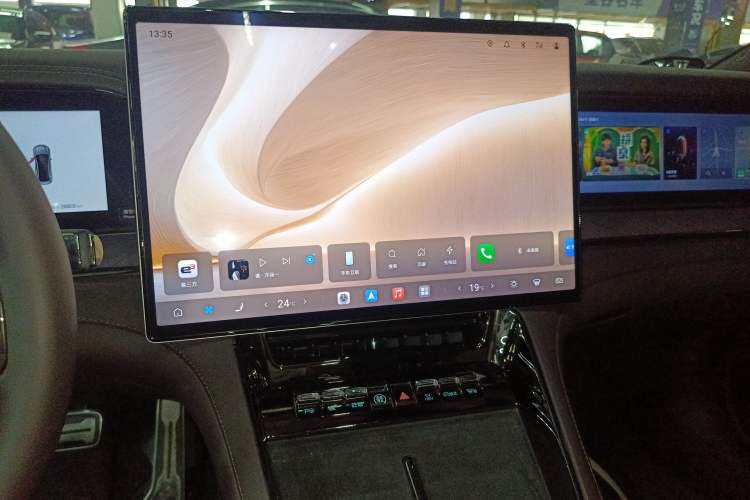 Used Denza Z9 2024 1100 km All-Wheel-Drive Ultra Version Audio And AC Panel