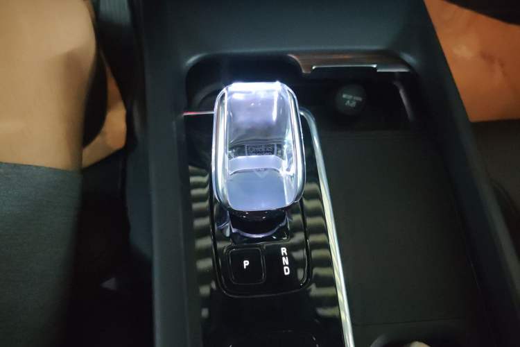 Used Volvo XC60 New Energy 2025 Plug-in Hybrid Long-Range All-Wheel Drive Smart Luxury Edition Gear Lever