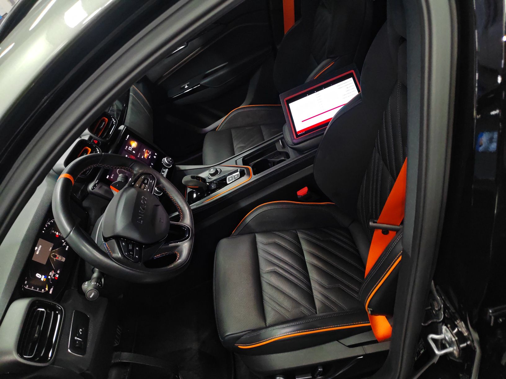 المقاعد الأمامية داخل السيارة