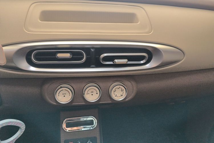 Used Wuling Hongguang MINIEV 2025 Four-Door Version Advanced Edition Audio And AC Panel