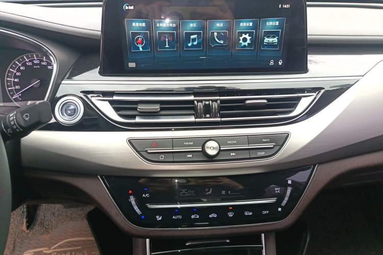 Used CHANGAN Raeton CC 2018 1.5T Automatic Haoya Model Guangmang Edition China V Standard Audio And AC Panel