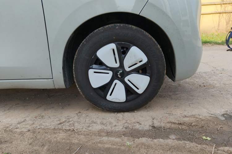 Used Wuling Hongguang MINIEV 2025 Four-Door Version Advanced Edition Right Front Wheel Hub