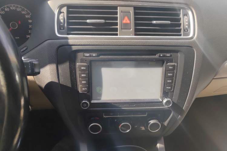 Used Volkswagen Sagitar 2012 1.6L Automatic Fashion Edition Audio And AC Panel