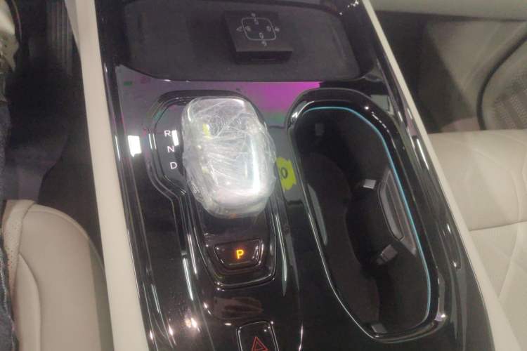 Used Volvo EM90 2025 Ultra Six-Seater Gear Lever