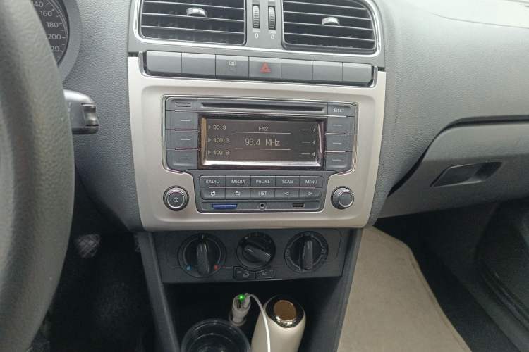 Used Volkswagen Polo 2011 1.6L Manual ZhiShang Edition Audio And AC Panel