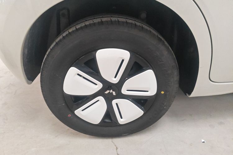 Used Wuling Hongguang MINIEV 2025 Four-Door Version Advanced Edition Right Rear Wheel Hub