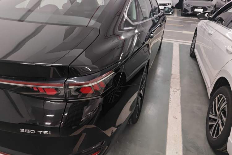 Used Volkswagen Magotan 2024 380TSI DSG Prestige Edition DaMai Package Right Rear Taillight