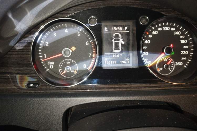 Used Volkswagen Magotan 2012 Facelift 1.8TSI Prestige Model Odometer Close Up