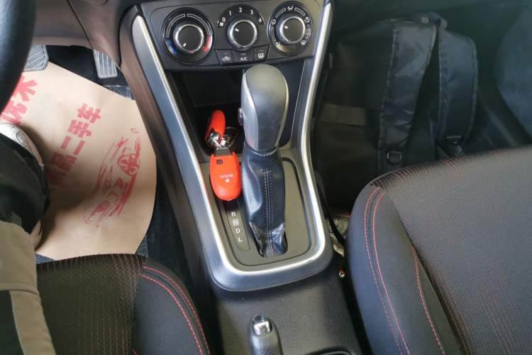 Used Suzuki S-Cross 2015 1.6L CVT Two-Wheel Drive Entry-Level Trim Gear Lever