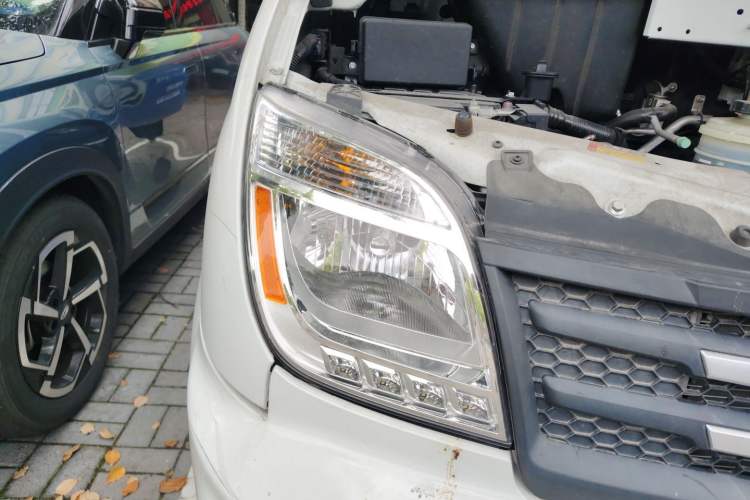 Used SAIC MAXUS Xintu V80 2023 2.0T AMT Classic Aoyuntong Short Wheelbase Mid-Roof 5/6-Seater
