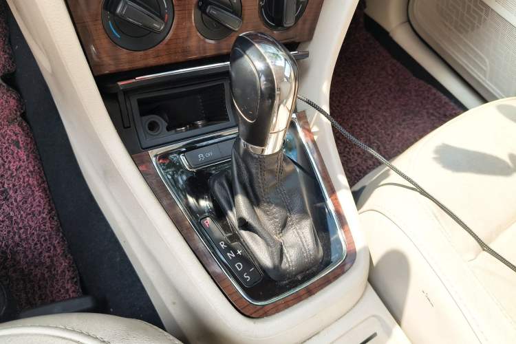 Used Volkswagen Lavida 2013 Restyled Classic 1.6L Automatic Comfort Edition Gear Lever