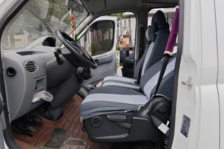 Used SAIC MAXUS Xintu V80 2018 2.5T 6-speed manual Aoyuntong short-wheelbase ultra-low roof 5- or 6-seat model